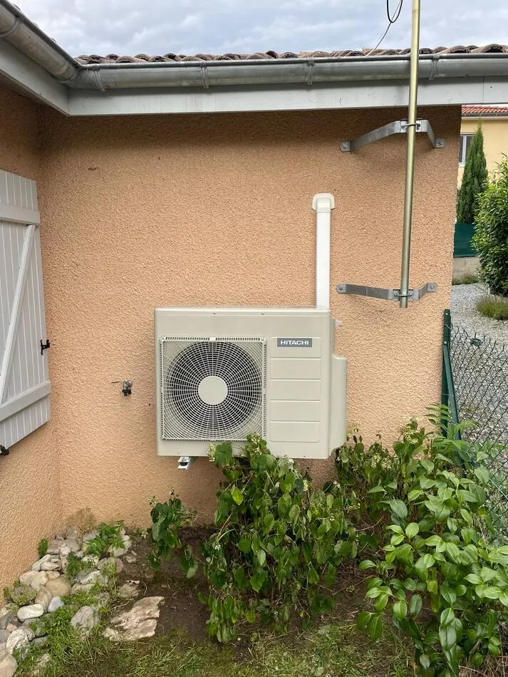 Pompe à chaleur Hitachi installée par Easy Calo à Miribel